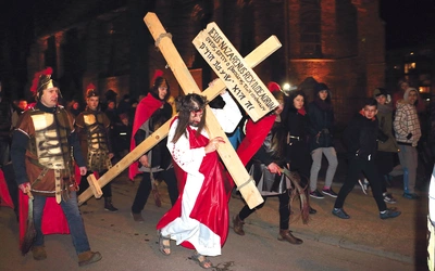 Misteria wystawiane  na ulicach naszych miejscowości zawsze gromadzą licznych  wiernych. 