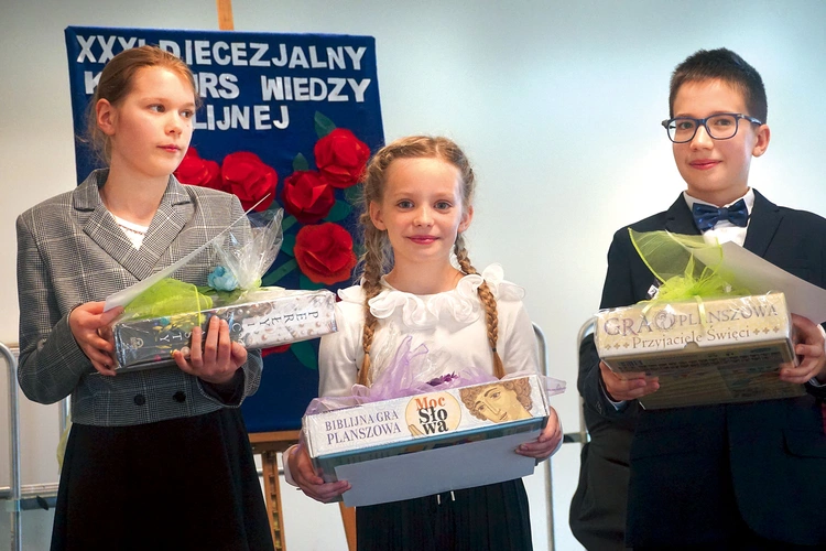 Laureaci (od lewej): Jasmin Bućko (II miejsce), Róża Grzesikiewicz (I miejsce) i Ignacy Petela (III miejsce).