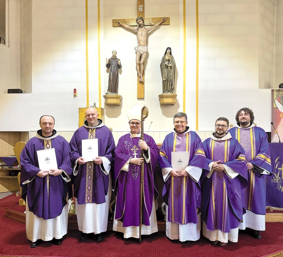 Świątynie zostały przedstawione podczas wizytacji w Tychach. Na zdjęciu: abp Andrzej Przybylski (w środku) z franciszkanami (od lewej): o. Serafinem Sputkiem – proboszczem parafii pw. św. Antoniego z Padwy w Panewnikach Starych, o. Janem Bosko Wojasem – proboszczem parafii pw. św. Franciszka z Asyżu w Chorzowie, o. Emilem Pacławskim – proboszczem parafii pw. św. Franciszka z Asyżu i św. Klary w Tychach, oraz o. Salomonem Duplickim i dk. Tymoteuszem Krajewskim.