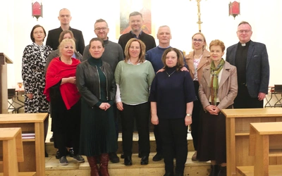 Grupa z ks. Mariuszem Ostaszewskim. 