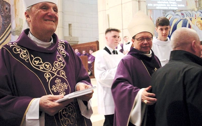  Moment przekazania uczestnikom liturgii kopii dokumentu końcowego XVI Zwyczajnego Zgromadzenia Synodu Biskupów „Ku Kościołowi synodalnemu – komunia, uczestnictwo, misja”.