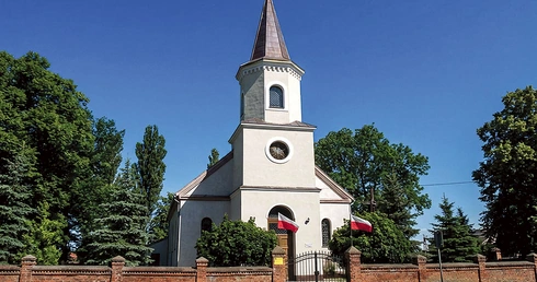 Przy obiekcie znajduje się grób Franciszki Pomarańskiej „Błyskawicy”, żołnierza wyklętego i łączniczki por. Augustyna Westphala z Gryfa Pomorskiego.