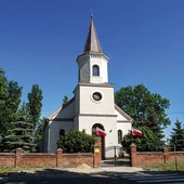 Przy obiekcie znajduje się grób Franciszki Pomarańskiej „Błyskawicy”, żołnierza wyklętego i łączniczki por. Augustyna Westphala z Gryfa Pomorskiego.