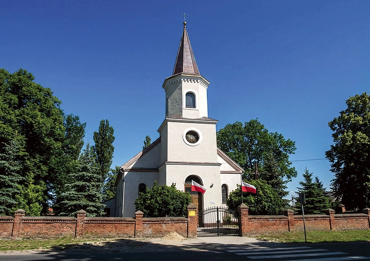 Przy obiekcie znajduje się grób Franciszki Pomarańskiej „Błyskawicy”, żołnierza wyklętego i łączniczki por. Augustyna Westphala z Gryfa Pomorskiego.