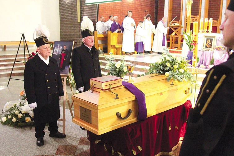 Ludzie z wdzięcznością  w sercach  przyszli pożegnać swojego duszpasterza.