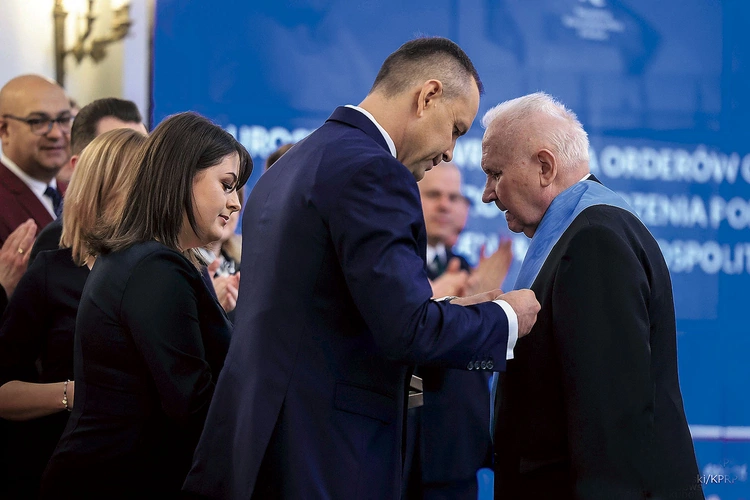 Prezydent dekoruje zasłużonego portowca.