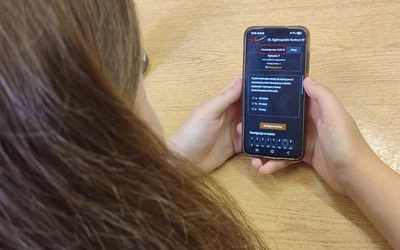 Uczniowie rozwiązywali test, łącząc się z platformą elektroniczną.