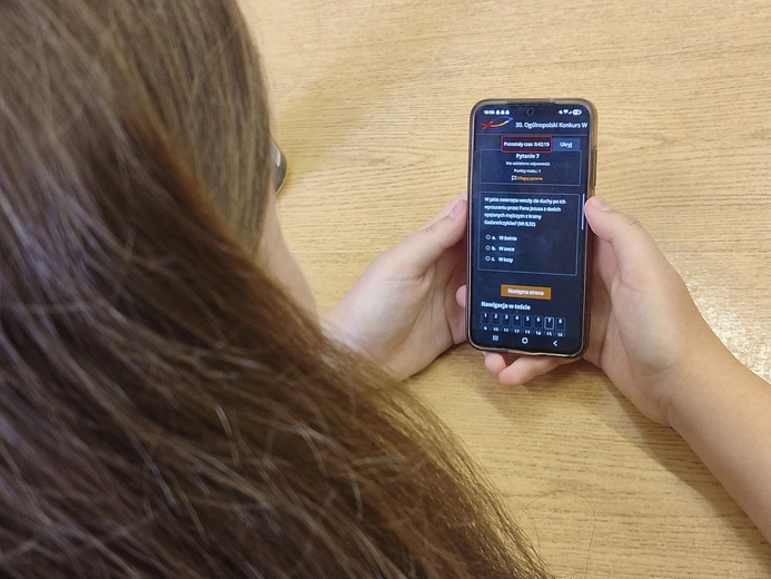 Uczniowie rozwiązywali test, łącząc się z platformą elektroniczną.