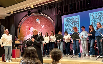 Przed Mszą św. w Kaplicy Cudownego Obrazu były koncert, konferencja, świadectwa i modlitwa w Sali Papieskiej. Nie brakło okazji do zwiedzania sanktuarium.