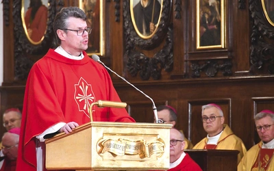 – Tu ciągle przecinają się drogi ludzi: wielkich świętych i zwykłych grzeszników. Tu łączą się przeciwności i to jest nauka krzyża, który ma łączyć, a nie dzielić. Nauka Kościoła związana jest z głoszeniem prawdy, głoszeniem jej z miłością, tak by można ją było znieść. Ten głos prawdy zaczął docierać przez Msze św. radiowe także do chorych leżących w łóżkach – przypominał proboszcz parafii ks. Bartosz Pikul CM.