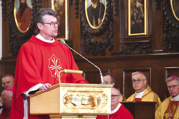 – Tu ciągle przecinają się drogi ludzi: wielkich świętych i zwykłych grzeszników. Tu łączą się przeciwności i to jest nauka krzyża, który ma łączyć, a nie dzielić. Nauka Kościoła związana jest z głoszeniem prawdy, głoszeniem jej z miłością, tak by można ją było znieść. Ten głos prawdy zaczął docierać przez Msze św. radiowe także do chorych leżących w łóżkach – przypominał proboszcz parafii ks. Bartosz Pikul CM.