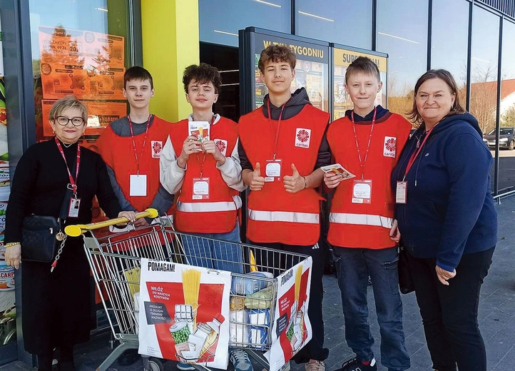 W akcję chętnie angażuje się młodzież.