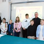 Laureaci z ks. prał. Markiem Fituchem i ks. Mariuszem Chamerskim.