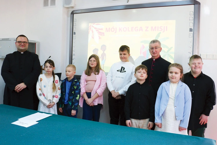 Laureaci z ks. prał. Markiem Fituchem i ks. Mariuszem Chamerskim.