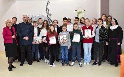 Uczestnicy, opiekunowie i organizatorzy „Biblisty Juniora” w Katolickiej Szkole Podstawowej im. św. Jana Pawła II w Gorzowie Wlkp. Najlepsza szóstka pojedzie na finał, który odbędzie się 13 kwietnia (Biblista Junior) i 14 kwietnia (Młody Biblista) w parafii Ducha Świętego w Zielonej Górze.