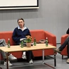 To druga debata w cyklu „Podróże w rzeczywistości wielowymiarowej między wiedzą, niewiedzą a pseudowiedzą”, realizowana przez UO we współpracy z WBP. Od lewej: Barbara Rogala, Marta Zwolińska-Budniok i dr hab. Kamil Minkner.