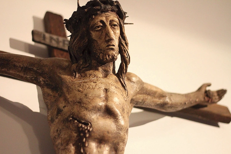 Rzeźbę Ukrzyżowanego z płockiego klasztoru Zgromadzenia Sióstr Męki Pana Naszego Jezusa Chrystusa wykonał w 1975 r. warszawski artysta rzeźbiarz Jerzy Machaj (1925–1998).