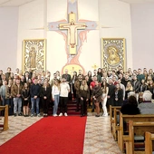 Narzeczeni z bp. Markiem Solarczykiem i ks. Krzysztofem Bochniakiem. 