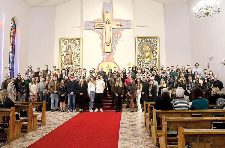 Narzeczeni z bp. Markiem Solarczykiem i ks. Krzysztofem Bochniakiem. 