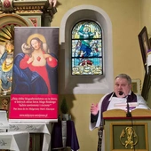 Ks. Jarosław Rosłon na pierwszej Mszy w nowej parafii naliczył zaledwie pięć osób. Kilka lat później brakuje w nim miejsca dla wiernych, którzy przyjeżdżają modlić się przed odzyskanym obrazem Najświętszego Serca Pana Jezusa.