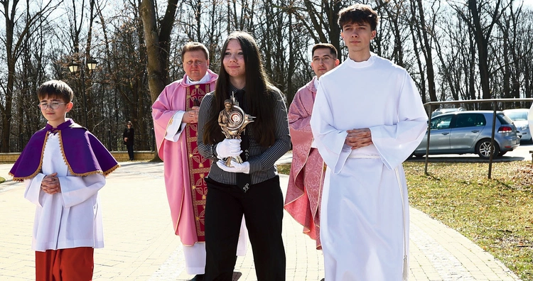 Wprowadzenie relikwiarza do kościoła parafialnego w Przecławiu.