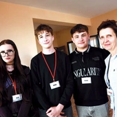 Julia, Karol i Miłosz z Sabiną Pasiut, animatorką jednej z grup ósmoklasistów.