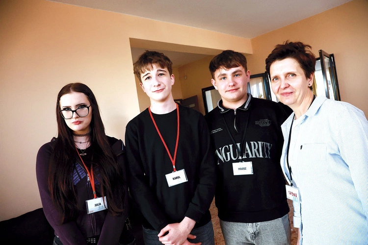 Julia, Karol i Miłosz z Sabiną Pasiut, animatorką jednej z grup ósmoklasistów.
