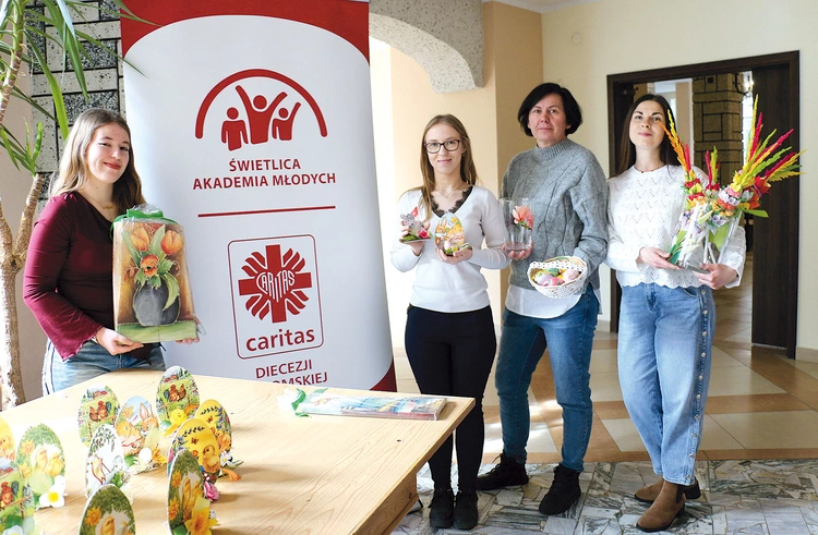 Wychowawczynie Natalia Bartosiewicz i Anna Szczepanowska oraz wolontariuszki Ala i Aleksandra prezentują dekoracje wielkanocne. 