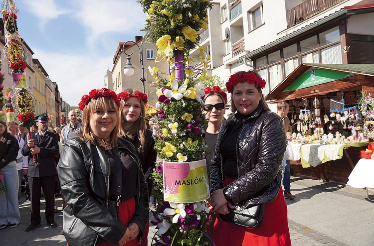 Poszczególne sołectwa prezentują swoje dzieła.