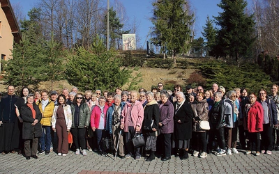 W spotkaniu wzięła udział jedynie część osób należących do róż w parafiach Łęg Tarnowski i Niedomice. DFM to niewielki ośrodek, który nosi imię sługi Bożego ks. Jana Czuby. Jeszcze tylu osób w jednym momencie nie gościł. 