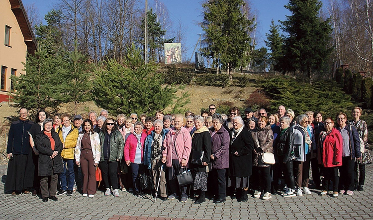 W spotkaniu wzięła udział jedynie część osób należących do róż w parafiach Łęg Tarnowski i Niedomice. DFM to niewielki ośrodek, który nosi imię sługi Bożego ks. Jana Czuby. Jeszcze tylu osób w jednym momencie nie gościł. 