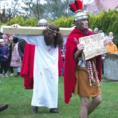 Legioniści wiele razy przeprowadzą przez tłum umęczonego Jezusa.  To zaproszenie, by naprawdę odnaleźć się w obecności Pana, wejść w wydarzenia Wielkiego Tygodnia.