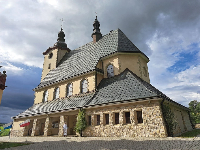 Nowy kościół nawiązuje architekturą do wcześniejszego, drewnianego, który stał na tym samym miejscu. Patronuje mu Matka Boża Szkaplerzna. 