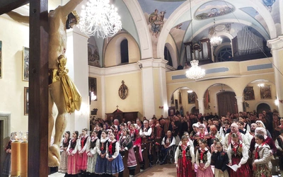 Uczestnicy czuwania zachwycali  nie tylko śpiewem,  ale i barwnymi ludowymi strojami, ponoć najpiękniejszymi w Polsce.