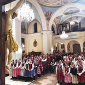 Uczestnicy czuwania zachwycali  nie tylko śpiewem,  ale i barwnymi ludowymi strojami, ponoć najpiękniejszymi w Polsce.