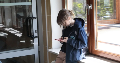 MEN chce zakazu telefonów w podstawówkach. Projekt ustawy wkrótce w rządzie