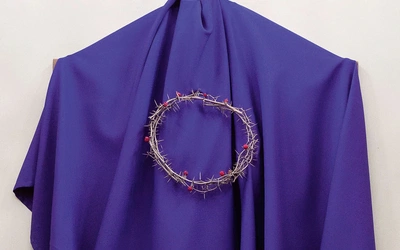 Dlaczego zasłaniamy krzyże? Ten zwyczaj ma długą historię i przypomina o prostej prawdzie