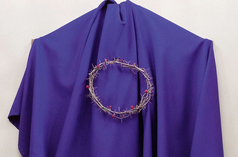 Dlaczego zasłaniamy krzyże? Ten zwyczaj ma długą historię i przypomina o prostej prawdzie