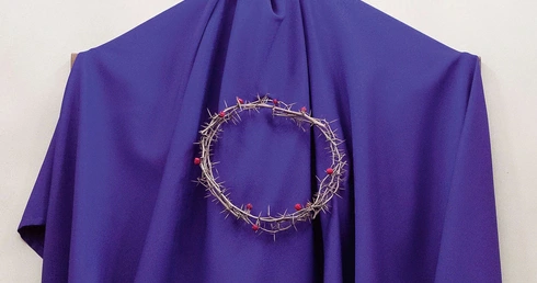 Dlaczego zasłaniamy krzyże? Ten zwyczaj ma długą historię i przypomina o prostej prawdzie