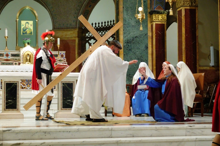 Pielgrzymi z Tarnowskich Gór przedstawili w Rzymie inscenizację Drogi Krzyżowej