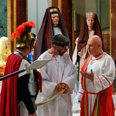 Pielgrzymi z Tarnowskich Gór przedstawili w Rzymie inscenizację Drogi Krzyżowej