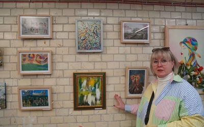 Życie, wiosna, zmartwychwstanie. Wielkanocna wystawa pod kolejowymi torami