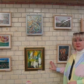 Życie, wiosna, zmartwychwstanie. Wielkanocna wystawa pod kolejowymi torami