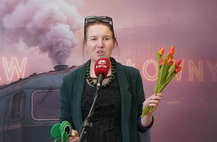 Życie, wiosna, zmartwychwstanie. Wielkanocna wystawa pod kolejowymi torami