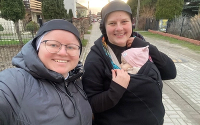 Pod opieką aniołów. "Mówi się, że pojawienie się dziecka rujnuje życie młodej matki. My widzimy, że ono je ratuje." – mówi s. Magdalena Sitkowska. 