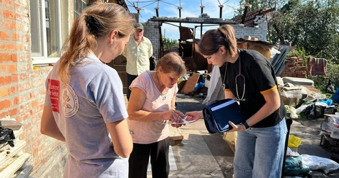 Ukraina: mobilne kliniki, niosące pomoc chorym na froncie