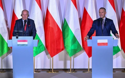 Prezydent RP Karol Nawrocki (P) i prezydent Węgier Tamas Sulyok (L)