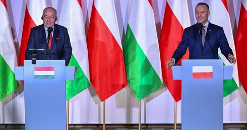 Prezydent RP Karol Nawrocki (P) i prezydent Węgier Tamas Sulyok (L)