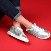 Wieczna młodość w Twojej szafie – fenomen klasycznych trampek