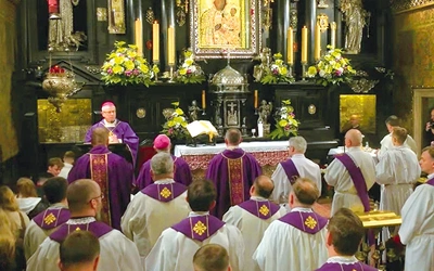 Jasnogórska kaplica wypełniła się po brzegi pielgrzymami z dwóch diecezji. 